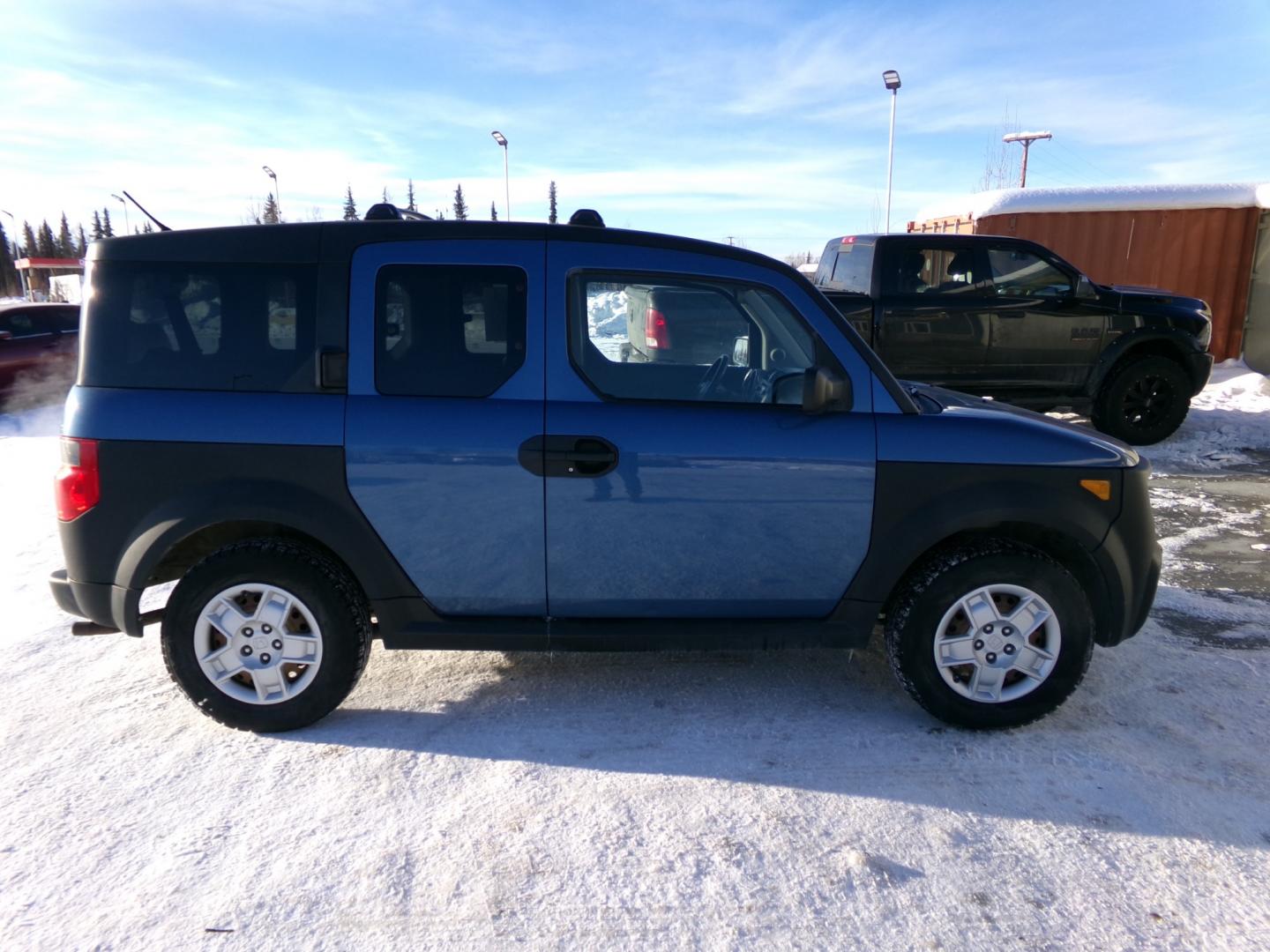 2008 Blue /Black Honda Element LX 4WD AT (5J6YH28358L) with an 2.4L L4 DOHC 16V engine, 5-Speed Automatic Overdrive transmission, located at 2630 Philips Field Rd., Fairbanks, AK, 99709, (907) 458-0593, 64.848068, -147.780609 - Photo#2